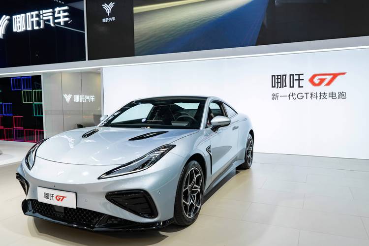 惠州291哪吒汽车在智能汽车领域的表现，领途汽车在新能源汽车市场中的影响力